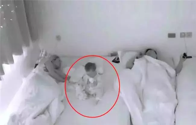 十個月寶寶半夜餓醒,監控拍下「暖心一幕」....爸媽卻不知情!網友:孩子是來報恩的 -~