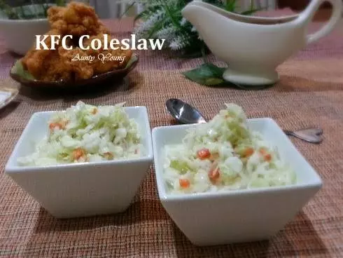 (肯德基版)自製KFC Coleslaw經過冷藏後, 清脆鮮甜的高麗菜附和奶香帶微酸的白醬,讓人覺得種清新爽口。