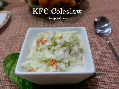 (肯德基版)自製KFC Coleslaw經過冷藏後, 清脆鮮甜的高麗菜附和奶香帶微酸的白醬,讓人覺得種清新爽口。