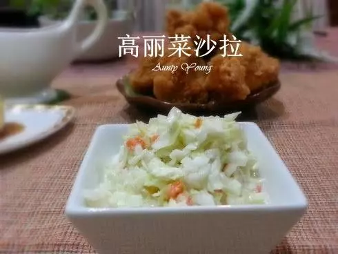 (肯德基版)自製KFC Coleslaw經過冷藏後, 清脆鮮甜的高麗菜附和奶香帶微酸的白醬,讓人覺得種清新爽口。