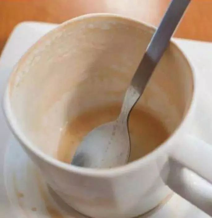 老婆說:牙膏皮不要扔,剪一剪放廚房,解決了困擾的問題!