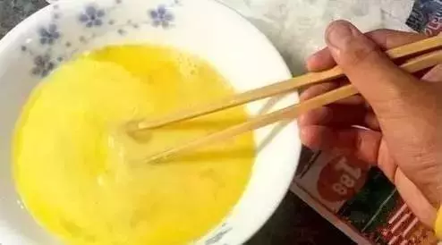 原來煎蛋時要加這樣東西,難怪飯店做的又香又滑!