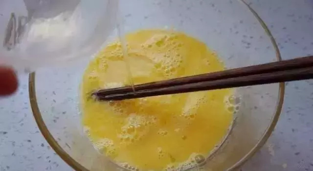 原來煎蛋時要加這樣東西,難怪飯店做的又香又滑!