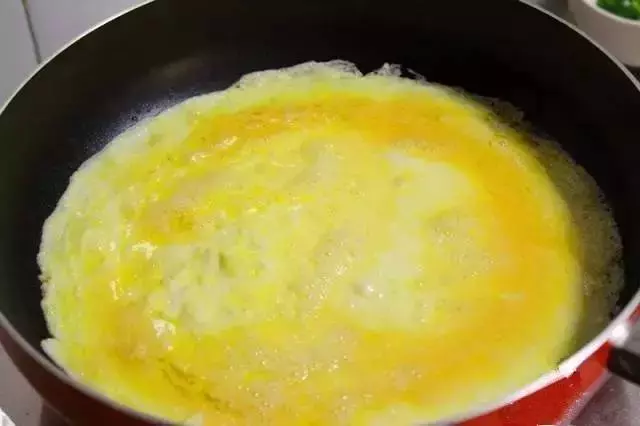原來煎蛋時要加這樣東西,難怪飯店做的又香又滑!