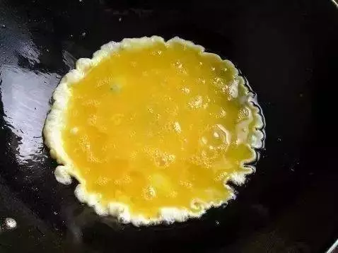 原來煎蛋時要加這樣東西,難怪飯店做的又香又滑!