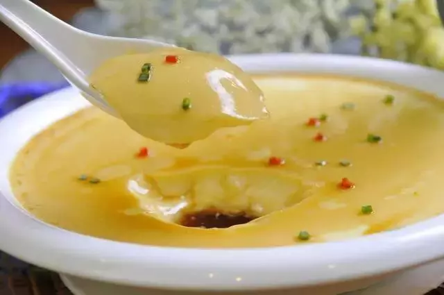 原來煎蛋時要加這樣東西,難怪飯店做的又香又滑!