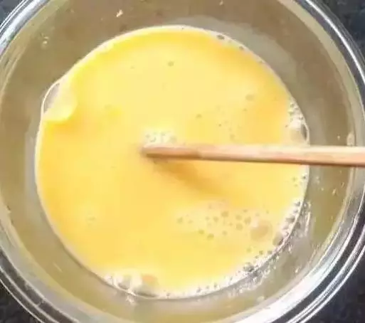 原來煎蛋時要加這樣東西,難怪飯店做的又香又滑!