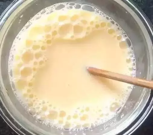 原來煎蛋時要加這樣東西,難怪飯店做的又香又滑!