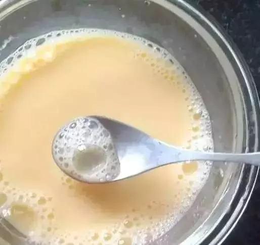 原來煎蛋時要加這樣東西,難怪飯店做的又香又滑!
