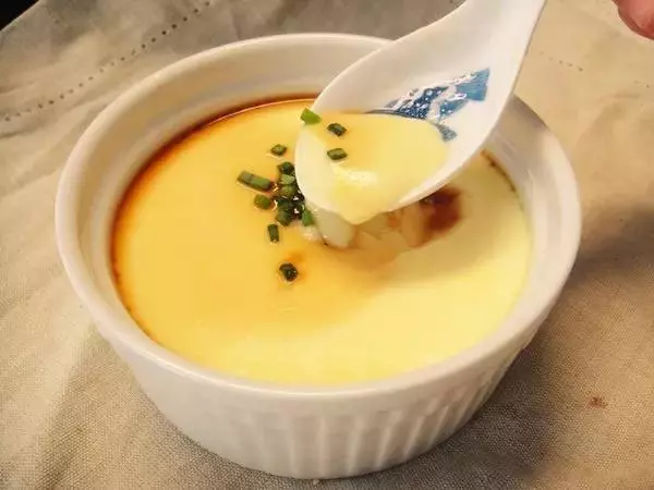 原來煎蛋時要加這樣東西,難怪飯店做的又香又滑!