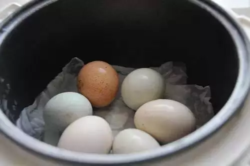 原來煎蛋時要加這樣東西,難怪飯店做的又香又滑!