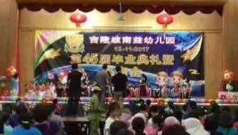 ◤辱罵啤酒女推銷員◢ 男子被揭: 女兒就讀華校!本身華人公司上班!但是罵華人是豬?