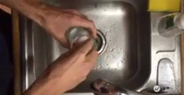 原來煎蛋時要加這樣東西,難怪飯店做的又香又滑!