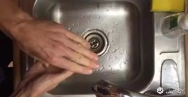 原來煎蛋時要加這樣東西,難怪飯店做的又香又滑!