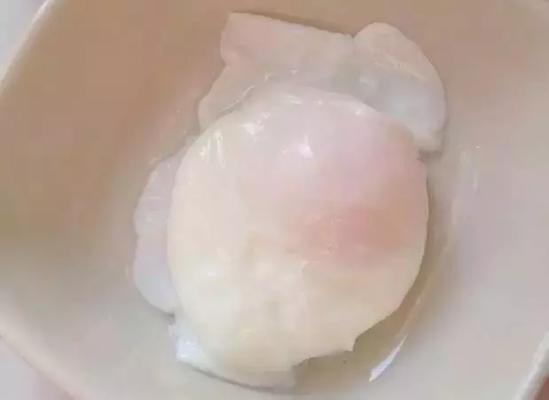 原來煎蛋時要加這樣東西,難怪飯店做的又香又滑!