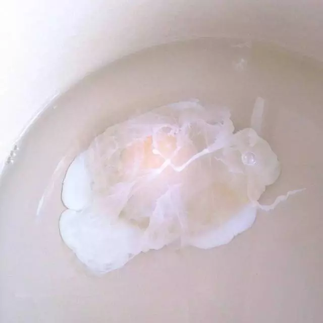 原來煎蛋時要加這樣東西,難怪飯店做的又香又滑!