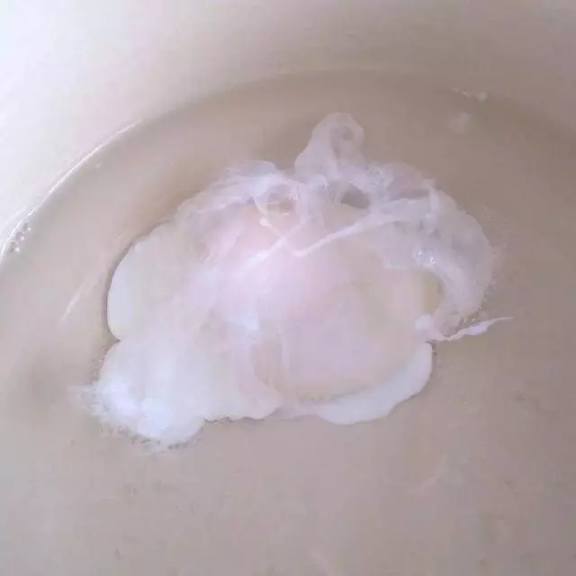 原來煎蛋時要加這樣東西,難怪飯店做的又香又滑!