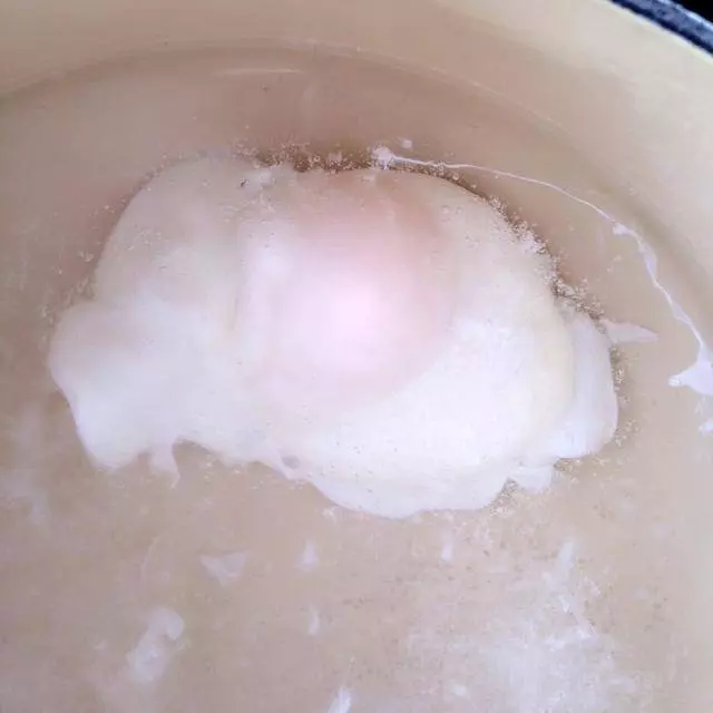 原來煎蛋時要加這樣東西,難怪飯店做的又香又滑!