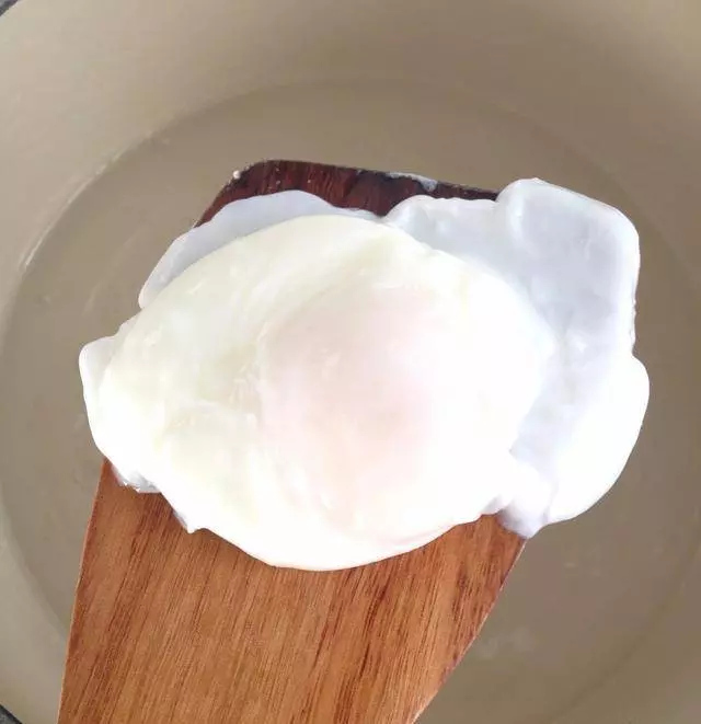 原來煎蛋時要加這樣東西,難怪飯店做的又香又滑!