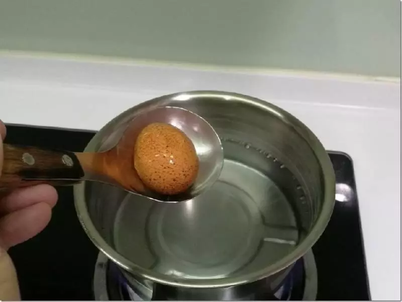 原來煎蛋時要加這樣東西,難怪飯店做的又香又滑!