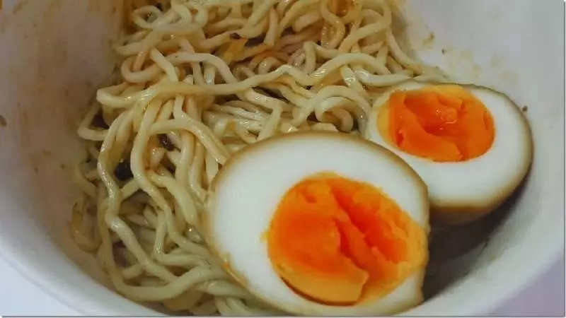 原來煎蛋時要加這樣東西,難怪飯店做的又香又滑!