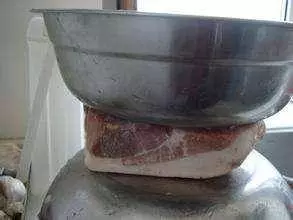 冰箱剛拿出來的冷凍肉,千萬不要直接用水泡,教你1招,3分鐘解凍,味道跟新鮮肉一樣!