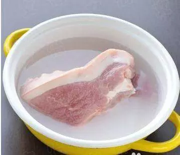 冰箱剛拿出來的冷凍肉,千萬不要直接用水泡,教你1招,3分鐘解凍,味道跟新鮮肉一樣!