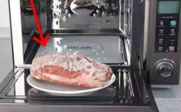 冰箱剛拿出來的冷凍肉,千萬不要直接用水泡,教你1招,3分鐘解凍,味道跟新鮮肉一樣!