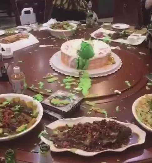 女子過生日收到這樣的蛋糕,當「打開」以後,朋友們瞬間沒了胃口!