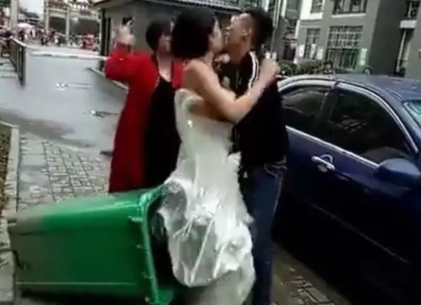 新郎抱新娘下車,不料鞭炮聲太大,新郎竟嚇得將新娘摔進了垃圾桶_
