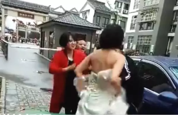 新郎抱新娘下車,不料鞭炮聲太大,新郎竟嚇得將新娘摔進了垃圾桶_