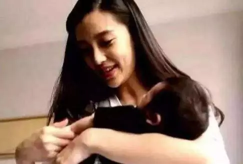 「黃教主」和楊穎的兒子曝光,小海綿長得讓人意外,難怪一直藏著