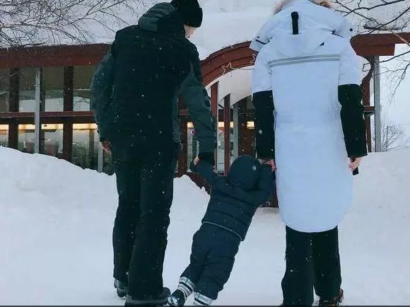 「黃教主」和楊穎的兒子曝光,小海綿長得讓人意外,難怪一直藏著