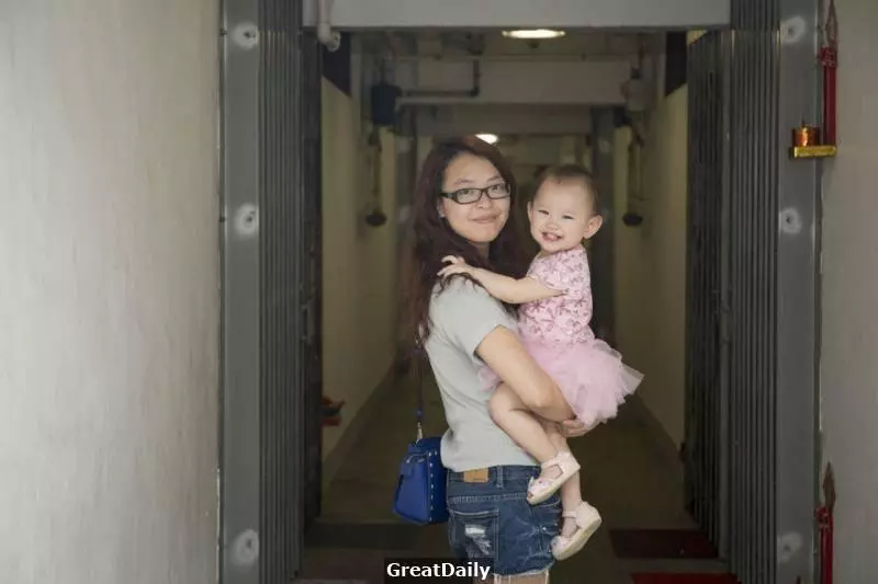 她才二十歲卻是一個單親媽媽,帶女兒靠月入4000生活。卻一點也不後悔