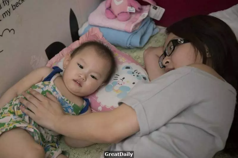 她才二十歲卻是一個單親媽媽,帶女兒靠月入4000生活。卻一點也不後悔