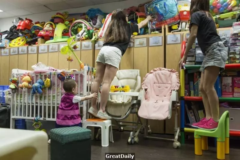她才二十歲卻是一個單親媽媽,帶女兒靠月入4000生活。卻一點也不後悔