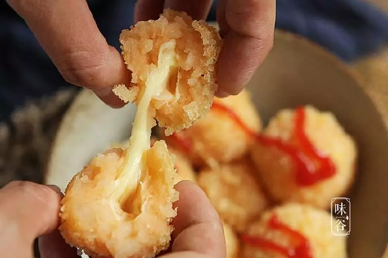 芝士土豆球,外酥內軟,咬一口還拉絲,一大盤都不夠吃