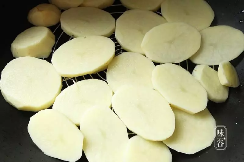 芝士土豆球,外酥內軟,咬一口還拉絲,一大盤都不夠吃