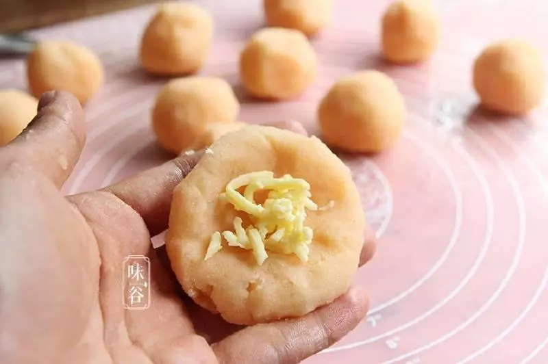 芝士土豆球,外酥內軟,咬一口還拉絲,一大盤都不夠吃