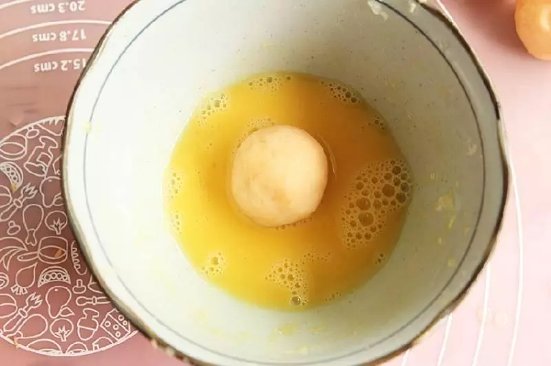 芝士土豆球,外酥內軟,咬一口還拉絲,一大盤都不夠吃