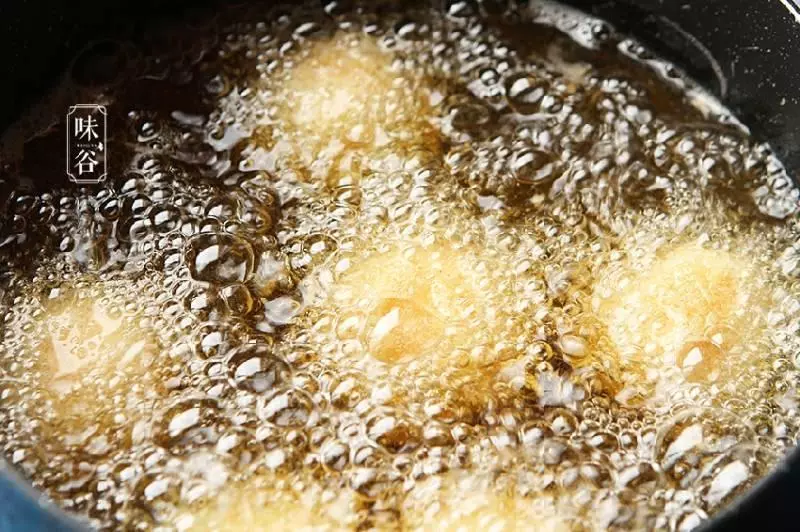 芝士土豆球,外酥內軟,咬一口還拉絲,一大盤都不夠吃