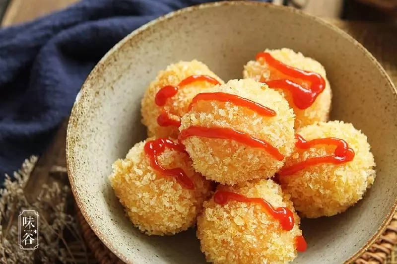 芝士土豆球,外酥內軟,咬一口還拉絲,一大盤都不夠吃