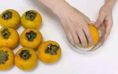 在柿子上插上牙籤太神奇了,吃了這麼些年,今天才知道!