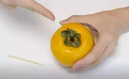 在柿子上插上牙籤太神奇了,吃了這麼些年,今天才知道!