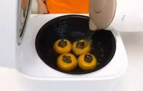 在柿子上插上牙籤太神奇了,吃了這麼些年,今天才知道!
