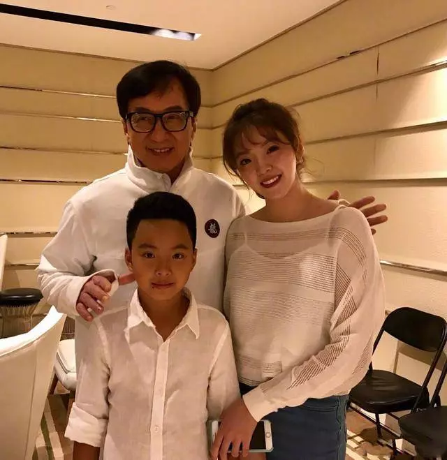 19歲擁有55億身價,娛樂圈都不敢惹她,就連成龍都不敢搭她的肩
