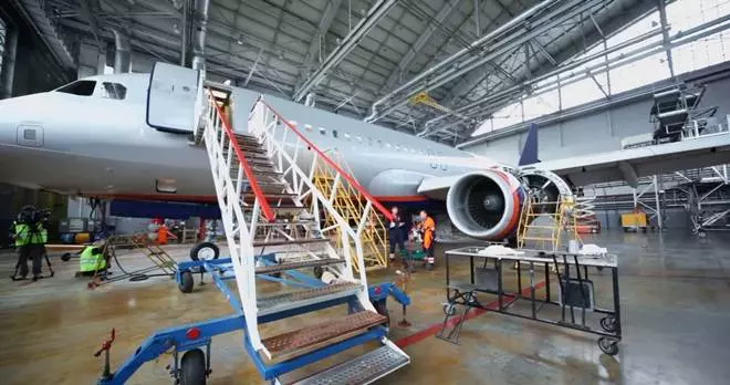 要乘客湊錢當修理費?班機停飛10小時令人傻眼