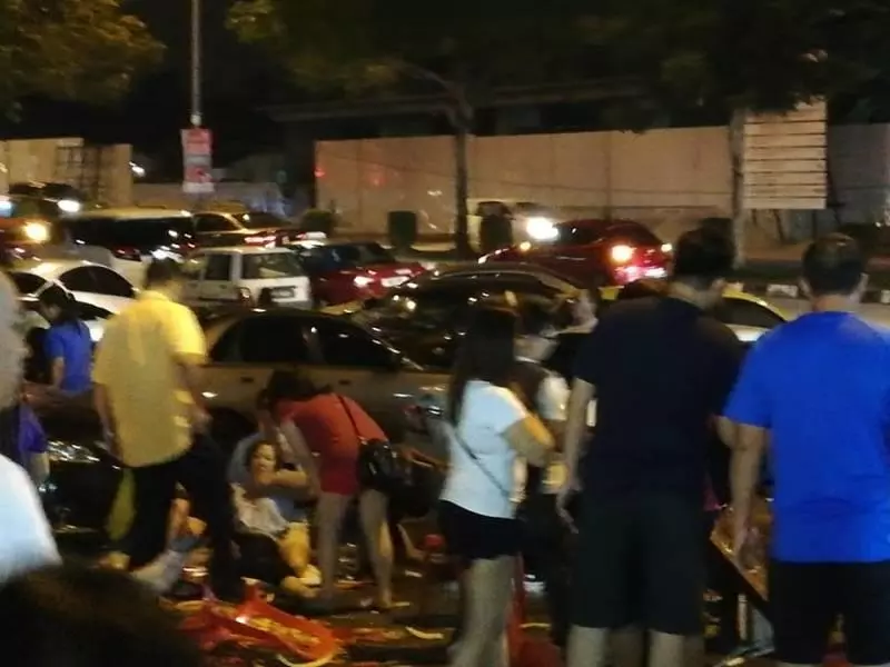路旁用餐飛來橫禍.貨卡撞人群1死多傷