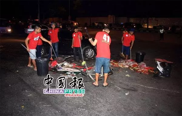 路旁用餐飛來橫禍.貨卡撞人群1死多傷