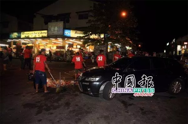路旁用餐飛來橫禍.貨卡撞人群1死多傷